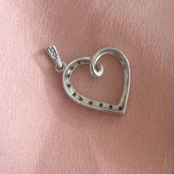 10k White Gold Pavé Heart Pendant - Picture 2 of 3